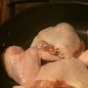 1. Этап. Курица с горохом: Выложить курицу и обжарить с одной стороны до золотисто-румяного цвета. Огонь не должен быть сильным, иначе начнет пригорать!