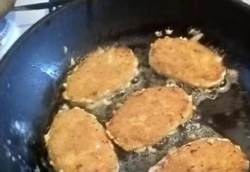 1. Этап. Рыбные котлеты солнечные: Слепить котлетки, обвалять в сухарях, жарить с двух сторон до зарумянивания, вторую сторону под крышкой.