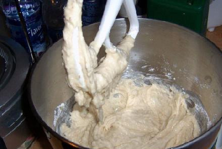 1. Этап. Чернично-маковый торт: 2. Дальше добавим муку. Вымешиваем однородное тесто, затем добавим мак и масло. Перемешиваем тщательно. В последнюю очередь всыпаем чернику. Перемешиваем очень аккуратно, чтобы не повредить ягодки.