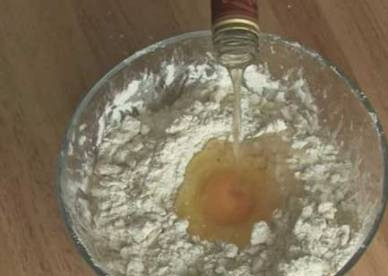 1. Этап. Наполеон со сгущенкой: Вливаем коньяк или водку.