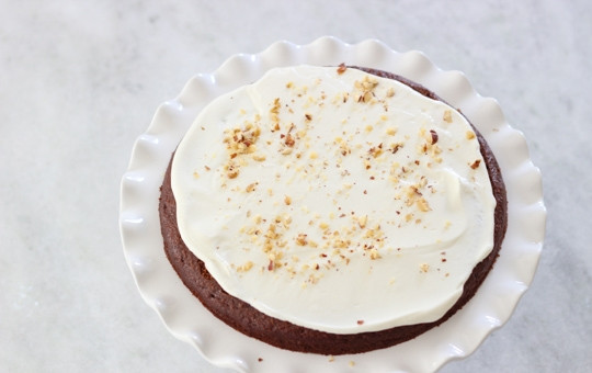 1. Этап. Торт Панчо домашний: 9. Можно приступать к сборке тортика. Выложите корж, смажьте его кремом и присыпьте измеленными орешками.