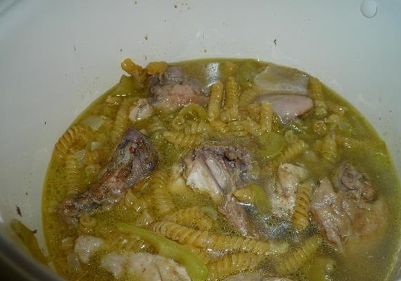 1. Этап. Курица с макаронами: 10. Вливаю всю необходимую воду, по вкусу кладу немного соли. Закрываю крышку мультиварки.