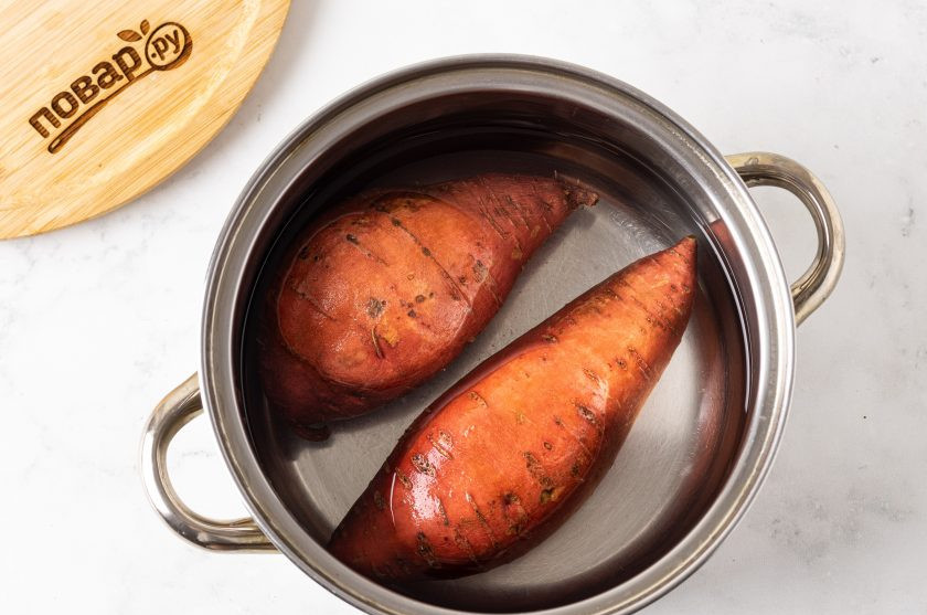 1. Этап. Сладкий картофель батат на гриле: Батат тщательно помойте и отварите до полуготовности в кожуре. Для средних клубней достаточно 20 минут. Затем слейте воду и остудите батат. Можно убрать его в холодильник.