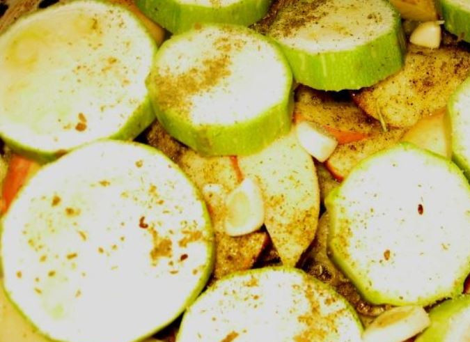 1. Этап. Дамлама из баранины: Далее выкладывайте кружки кабачка оставшиеся помидоры и чеснок.