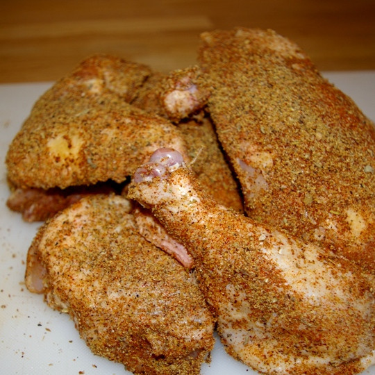 1. Этап. Курица гриль: Посыпаем приправой куриные ножки, грудки и крылышки.