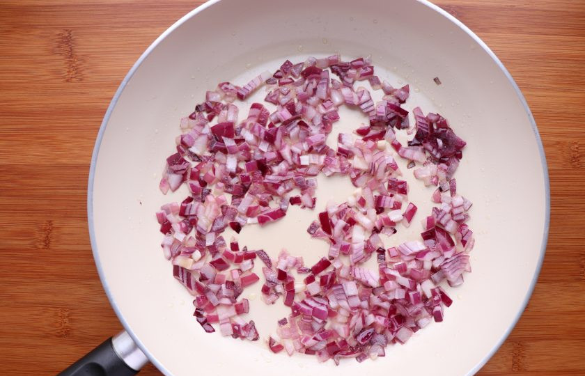 1. Этап. Фасоль по-гречески: В сковороде разогрейте оливковое масло и пассеруйте сначала лук.