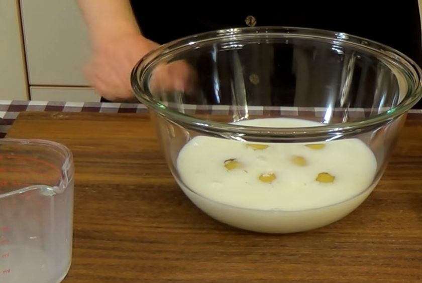 1. Этап. Пышный омлет, запеченный в духовке: 1. К шести яйцам добавьте соль, молоко и слегка перемешайте венчиком. Ни в коем случае не взбивайте массу.