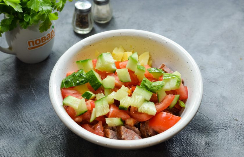 1. Этап. Салат Матадор: Следом добавьте нарезанный кубиками свежий огурец.