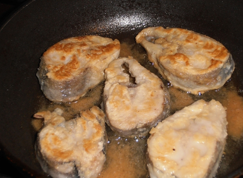 1. Этап. Скумбрия жареная: Жарим до приятной золотистой корочки. Если рыба в процессе жарки не прожарилась - можно в конце готовки прикрыть сковороду крышкой и протомить рыбу еще минут 10 на слабом огне.