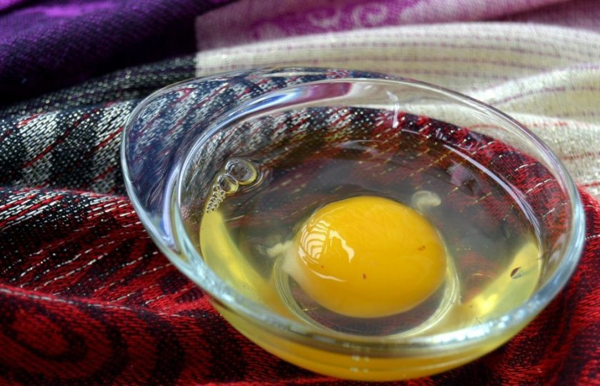 1. Этап. Яйцо пашот: 1. Разбейте яйцо в маленькую миску.