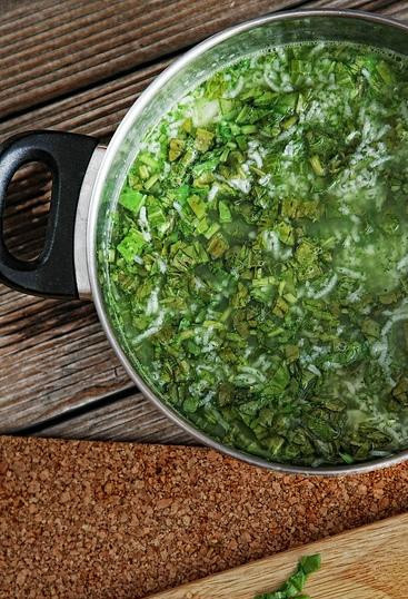 1. Этап. Зеленый суп с щавелем: И даем супу покипеть около 5 минут на маленьком огне.