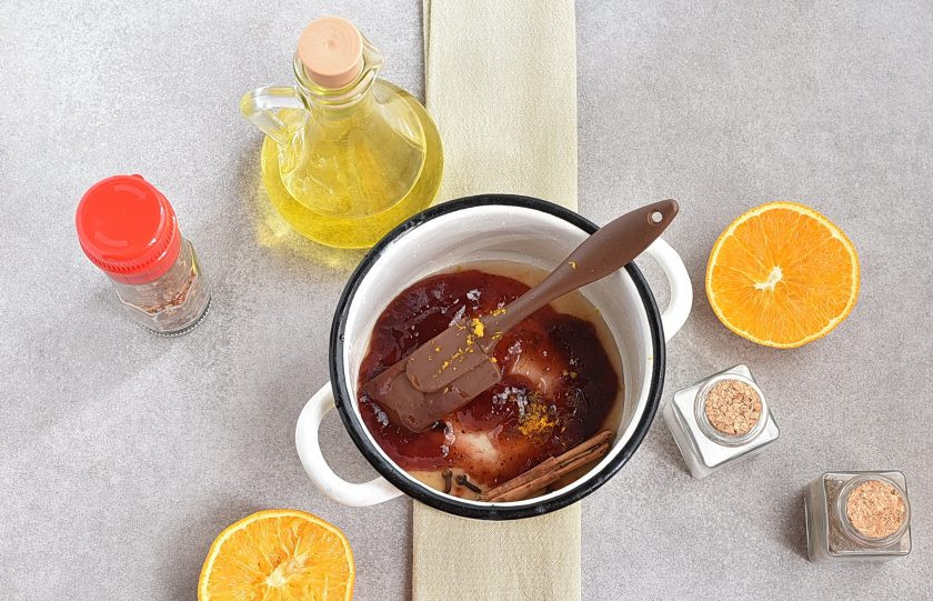 1. Этап. Утиные грудки под соусом: В маленькой кастрюльке смешайте брусничный джем и свежевыжатый сок небольшого апельсина. Добавьте пряности, чуть-чуть посолите и доведите до кипения на маленьком огне. Пару раз перемешайте, проварите 1-2 минуты, до желаемой густоты и снимите с огня. Дайте остыть 5 минут и удалите пряности.