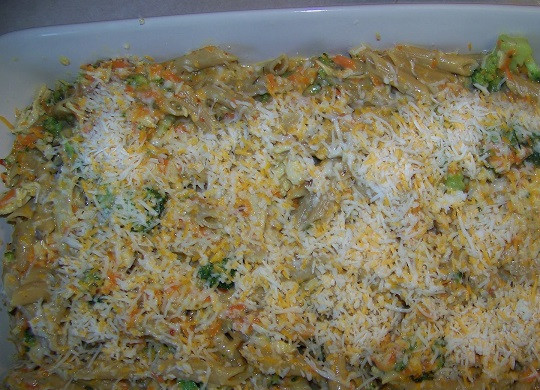 1. Этап. Макароны с курицей в духовке: 8. Рецепт приготовления макарон с курицей в духовке подходит к концу. Осталось только натереть на средней терке сыр и присыпать им блюдо. Отправить форму в предварительно разогретую духовку минут на 15.