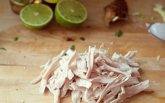 1. Этап. Простой салат из курицы: 1. Куриное филе необходимо вымыть и отправить в кастрюлю. Отварить в подсоленной воде до готовности. В рецепт приготовления простого салата из курицы можно также использовать жареное на гриле филе, которое потом можно нарезать тонкими полосочками, предварительно сняв кожицу.