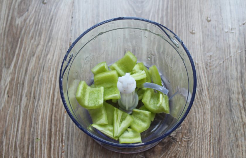 1. Этап. Гаспачо с томатным соком: Перец болгарский очистите от семян и плодоножки, порежьте на кусочки и выложите в чашу блендера.