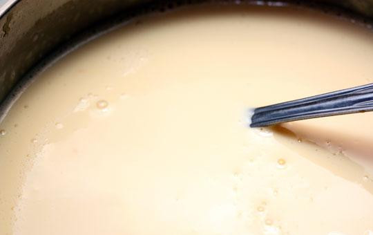 1. Этап. Желе из абрикосов: 4. На не очень сильном огне подогреваем сливки вместе с сахаром, сахар должен хорошо раствориться.