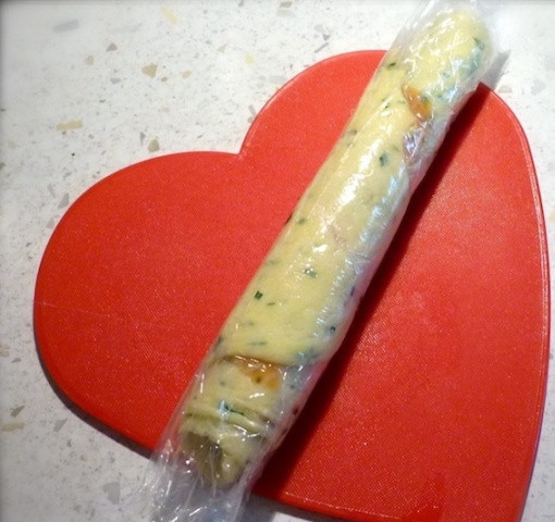 1. Этап. Сырные рулетики с семгой: 6. Рулет сверните аккуратно, постепенно отделяйте сырную основу от большего края пленки, к центру. Снова заверните готовый рулет в пленку и отправьте в холодильник. Понадобится тридцать минуть, чтоб он затвердел.