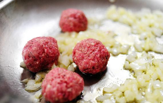 1. Этап. Мини-сэндвичи с фрикадельками: 2. Нагреть оливковое масло в большой сковороде на среднем огне. Добавить лук и жарить в течение одной минуты. Добавить фрикадельки и жарить одну минуту. Возможно, вам придется жарить фрикадельки в два захода, в зависимости от размера вашей сковородки.