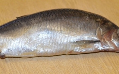 1. Этап. Маринованная сельдь с луком: Первым делом очистим сельдь от кожи, внутренностей и костей.