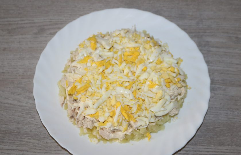 1. Этап. Салат Карнавал: 3 слой - отварные яйца натёртые на крупной тёрке.