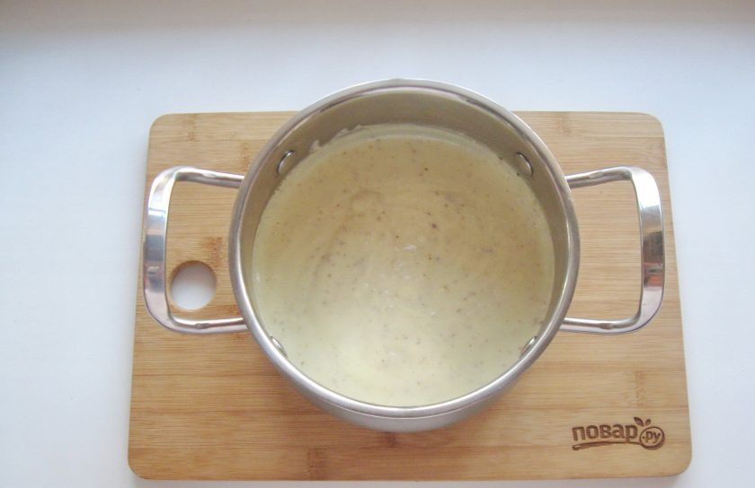 1. Этап. Заварной крем с орехами: Перемешайте крем с орехами.