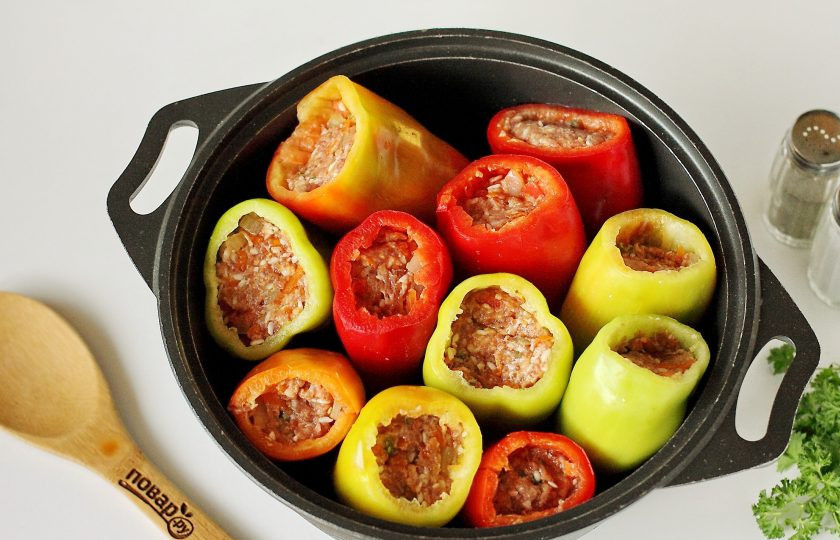 1. Этап. Фаршированные перцы с фаршем и помидорами: Наполните перцы подготовленным фаршем, оставляя немного места сверху.