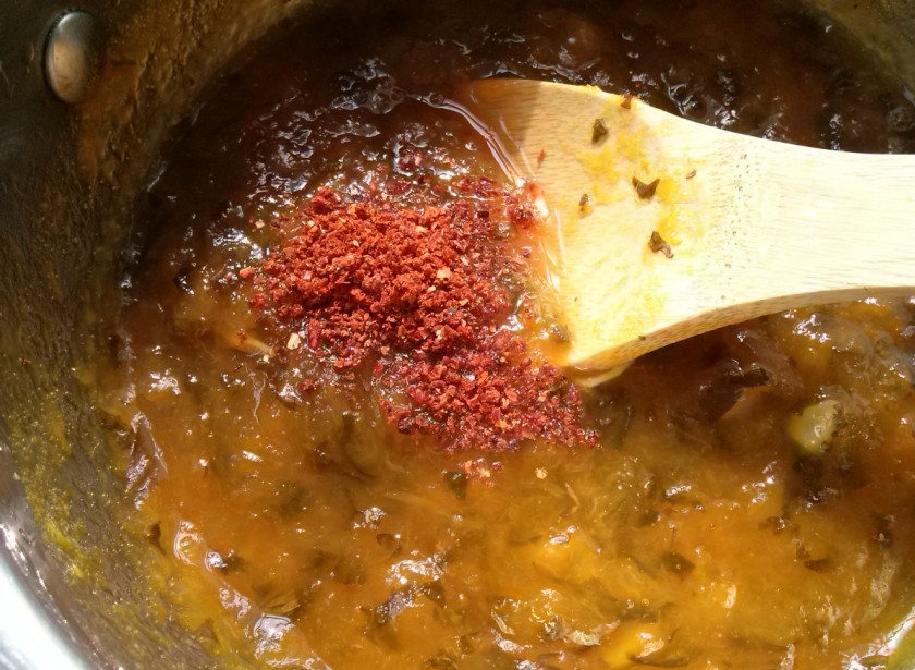 1. Этап. Соус ткемали из желтой алычи: 6. Добавьте перец. Проварите еще 10-15 минут, не забывайте помешивать.