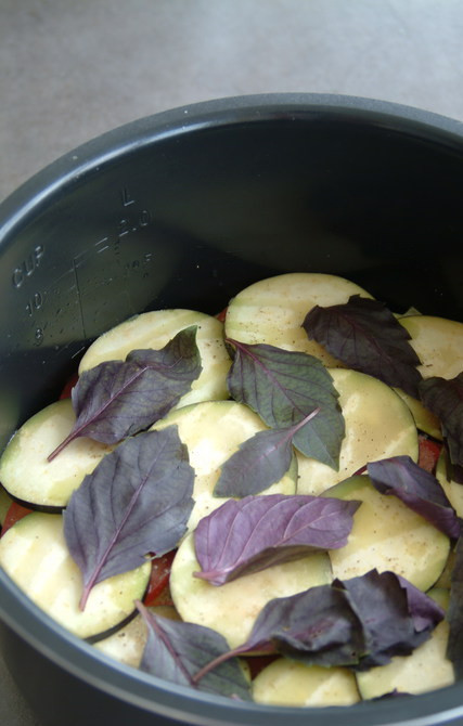 1. Этап. Аджапсандали в мультиварке: Опять - баклажаны и лавровый лист. Ставим режим 