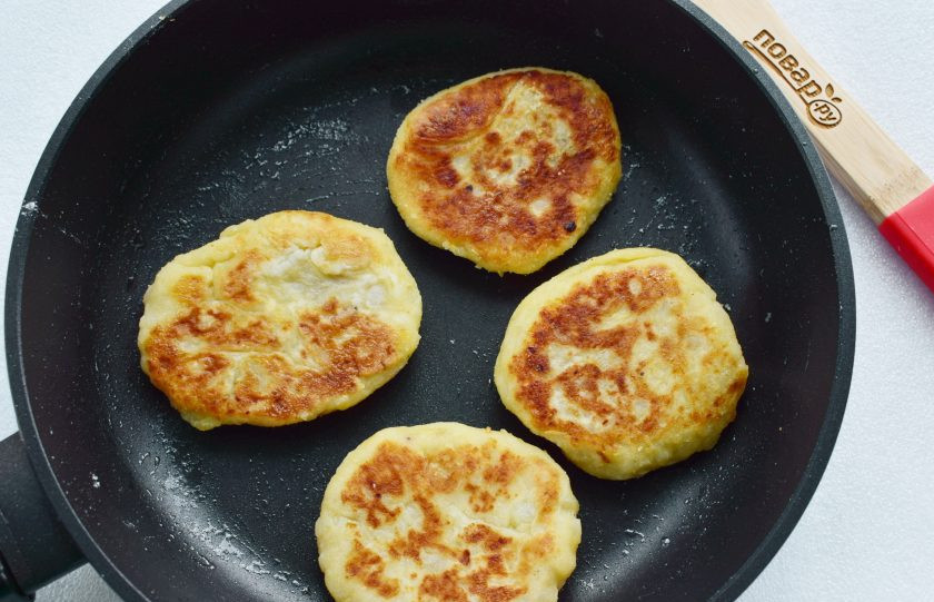 1. Этап. Картопляники с постной начинкой: На разогретом масле обжарьте картопляники с двух сторон до румяной корочки.