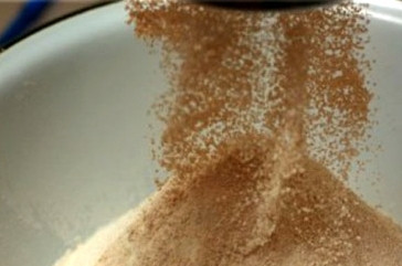 1. Этап. Блины гречневые постные: Просеиваем гречневую муку вместе с пшеничной. Туда кладем дрожжи, щепотку соли и немного сахара. А теперь - мой маленький секрет. Так как на момент написания рецепта идет пост и нельзя использовать ни молоко, ни кефир, предлагаю свой вариант. Отвариваем картофель в мундире. Сливаем и остужаем отвар. После этого добавляем его в муку.