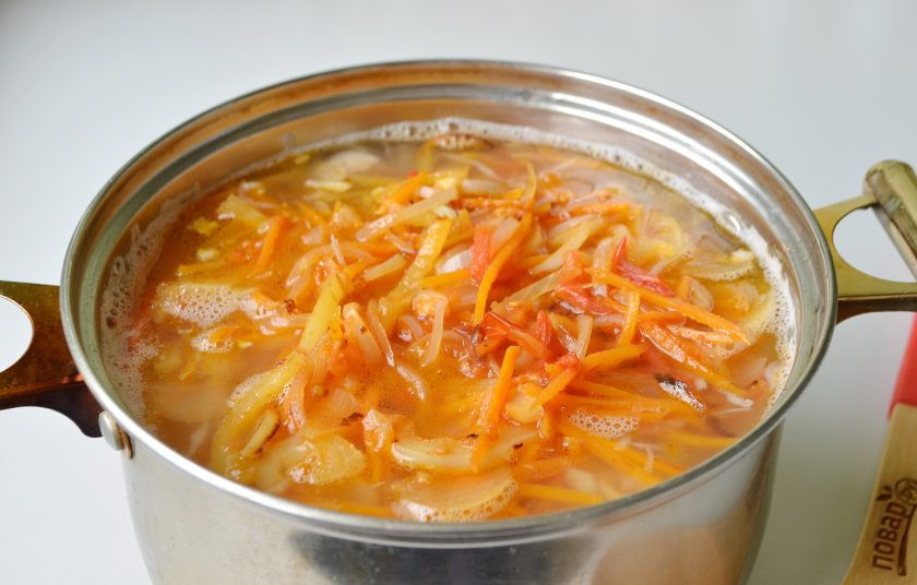 1. Этап. Щи со свежей капустой и фасолью: 6. Положите в суп жареные овощи, лавровый лист, соль, перец черный молотый.