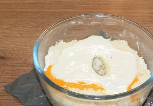 1. Этап. Вкусные ракушки с начинкой из индейки: 3. К крошке добавляем: желтки, высыпаем соль и добавляем сметану (или йогурт), замешиваем мягкое и не липкое тесто. Соль у меня с добавлением сухих пряностей (лук, чеснок,..).