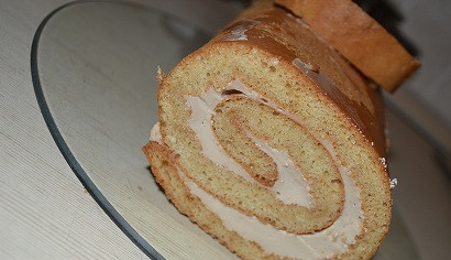 1. Этап. Рулет  Пенек: Далее смазываем его 2/3 частью сметанного белого крема. Заворачиваем получившийся рулет в пергамент и отправляем в холодильник для полного охлаждения.