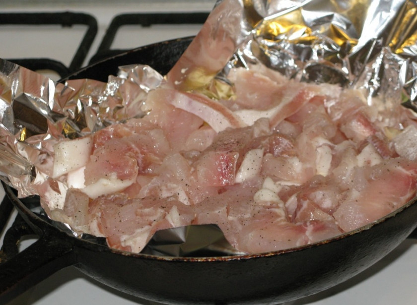 1. Этап. Пангасиус с картошкой в духовке: Нарезаем рыбу кусочками, выкладываем на картофель. Также солим и перчим по вкусу.