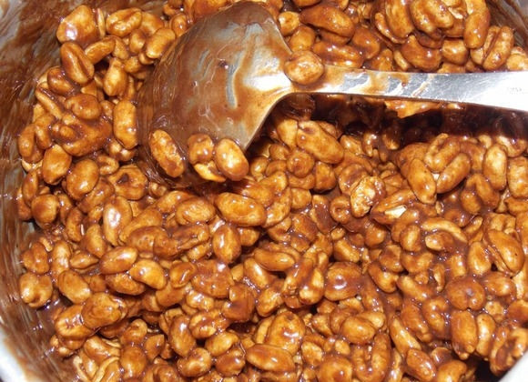 1. Этап. Десерт Пшеница в глазури: 4. Всыпаю воздушную пшеницу в сотейник и сразу же перемешиваю до однородной консистенции.