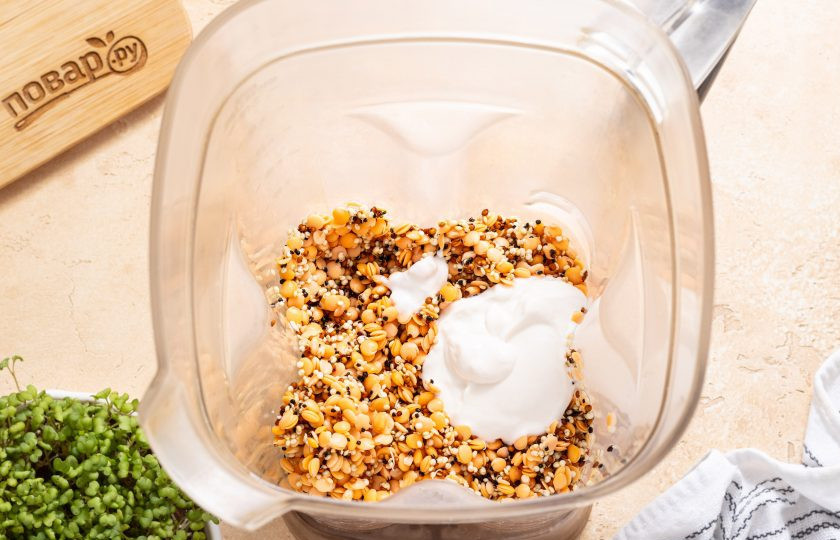 1. Этап. Хлеб из киноа: В блендере соедините воду, чечевицу, киноа и йогурт. Измельчите до однородной консистенции.