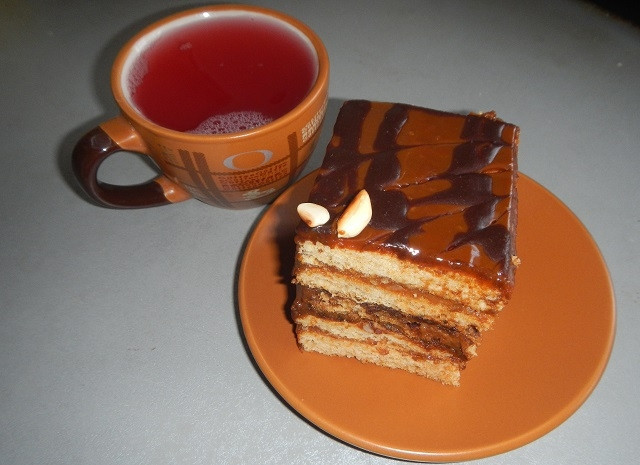 1. Этап. Крем для медовика со сгущенкой: Дайте медовику с кремом из сгущенки пару часов на пропитку в холодильнике, потом можете подавать, он станет еще вкуснее! Приятного аппетита!