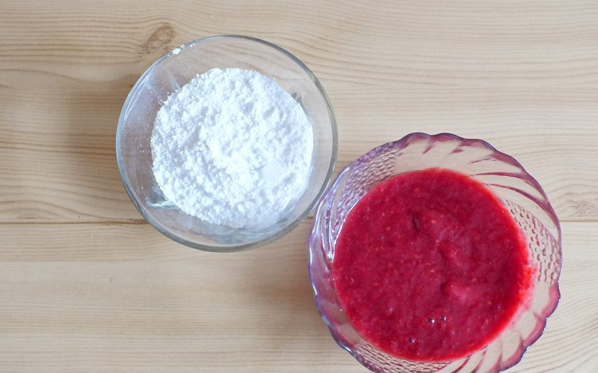 1. Этап. Малиновый кули: Полученное пюре без косточек смешайте с сахарной пудрой.