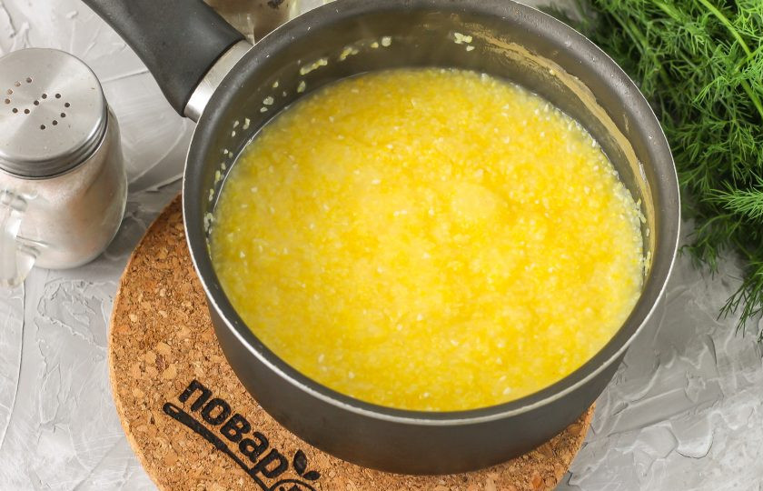 1. Этап. Полента с баклажанами: Когда крупа набухнет, выключите нагрев и накройте емкость крышкой. Дайте каше пропариться 5-10 минут.