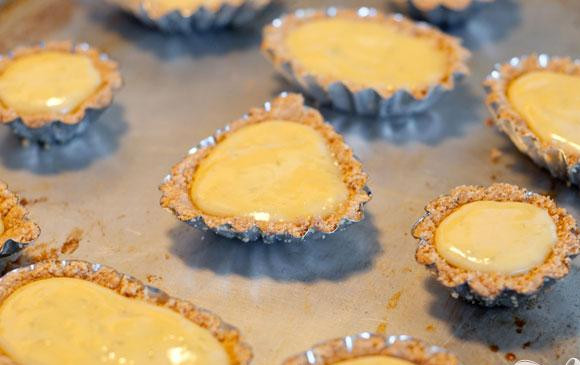 1. Этап. Пирожные с лаймом: 5. Выложить 1 столовую ложку начинки поверх каждого пирожного или всю начинку поверх пирога. Вернуть в духовку и запекать в течение приблизительно 10 минут (15-18 минут для пирога). Дать полностью остыть.