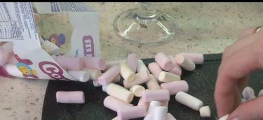 1. Этап. Шоколадные бомбочки с маршмэллоу: Подготовим маршмэллоу, если вы купили крупный, можно его нарезать помельче.