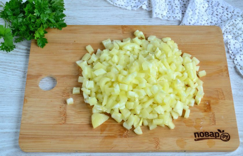 1. Этап. Овощная заправка на зиму: Сладкий перец очистите от плодоножки и семян и нарежьте мелким кубиком.