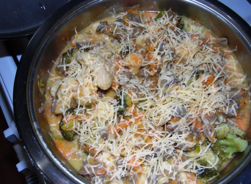 1. Этап. Куриные желудки, тушенные со сметаной: 5. Когда желудочки обжарятся, влейте сметанный соус и посыпьте натертым сыром. Добавьте отварные соцветия капусты и тушите еще 10 минут на слабом огне, после чего снимайте с плиты и дайте 10 минут постоять.