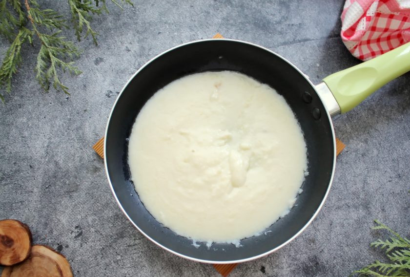 1. Этап. Мясная лазанья с грибами и соусом Бешамель: Перемешивая, вливайте горячее молоко, все время мешая. Варите на медленном огне до загустения, в конце посолите.