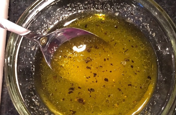 1. Этап. Салат с фенхелем, рукколой и апельсином: 8. Смешайте оливковое масло, сок одного лимона, соль и перец по вкусу, перемешайте.