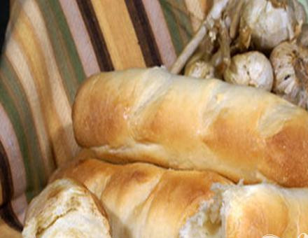 1. Этап. Чесночный багет: 6. По окончании работы программы «Багеты» перекладываем их на доску, немного сбрызгиваем водой, полотенцем накрываем и даем им немного постоять.