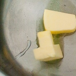 1. Этап. Сливочный соус к семге: Сливочное масло растопите на горячей сковороде.