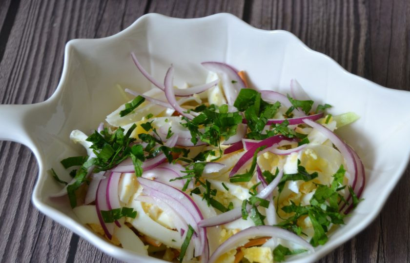 1. Этап. Салат с копченым сыром Косичка: Далее добавьте яйцо, лук, посыпьте зеленью петрушки.