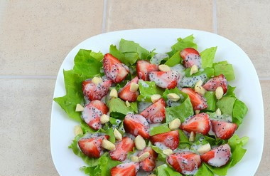 1. Этап. Салат Сердце любимого: Полейте сметанной заправкой и посыпьте миндалём. Салат 