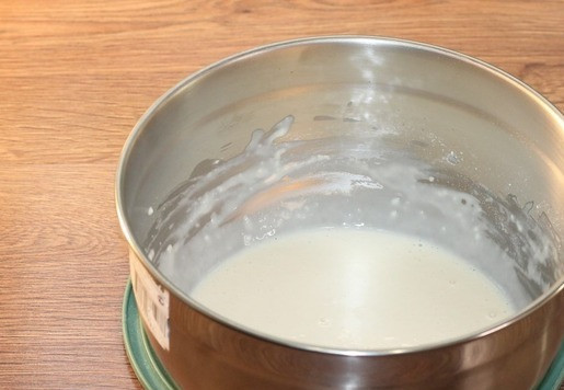 1. Этап. Хлебные булочки с добавлением ржаной муки: 2. Приготовим опару на пшеничной муке. В миску выливаем 150 мл теплого молока. Добавляем 0,5 ст. л. сахар и 10 г свежих дрожжей или 4 гр сухих. Перемешиваем венчиком до полного растворения дрожжей. Высыпаем в жидкую смесь 1/2 часть просеянной пшеничной муки. Доводим опару до консистенции жидкой сметаны. Накрываем и оставляем на 20 минут.